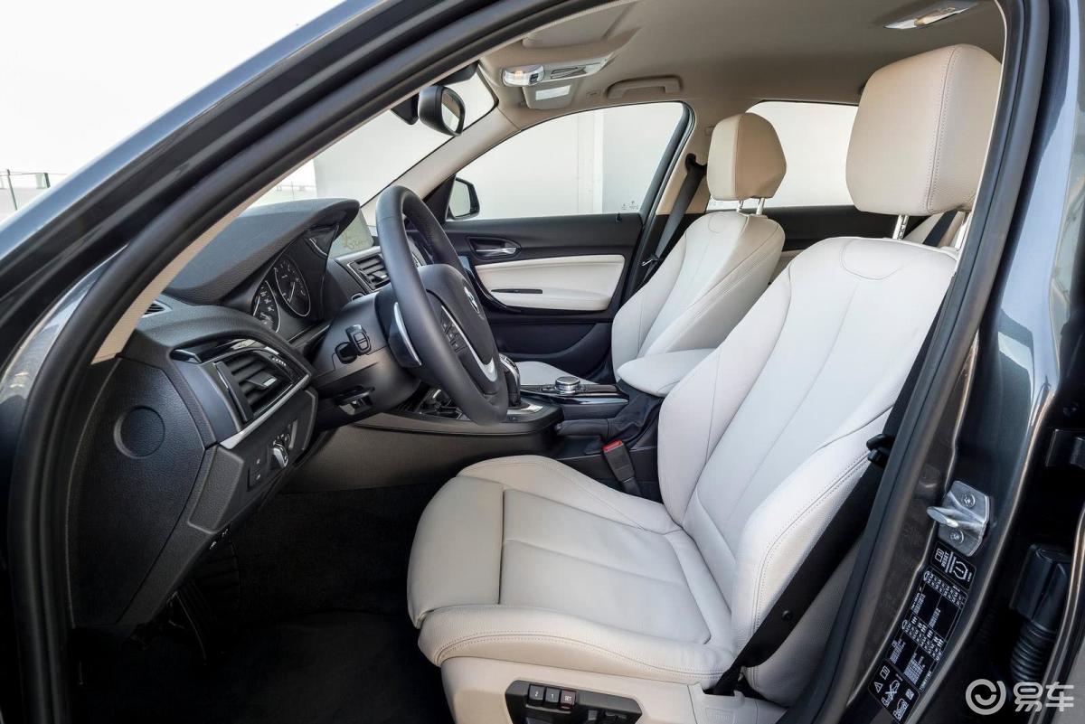 【宝马1系2018款118i 运动设计套装侧前45度车头向右水平汽车图片