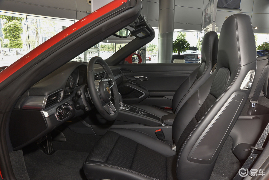 保时捷911 前排空间图