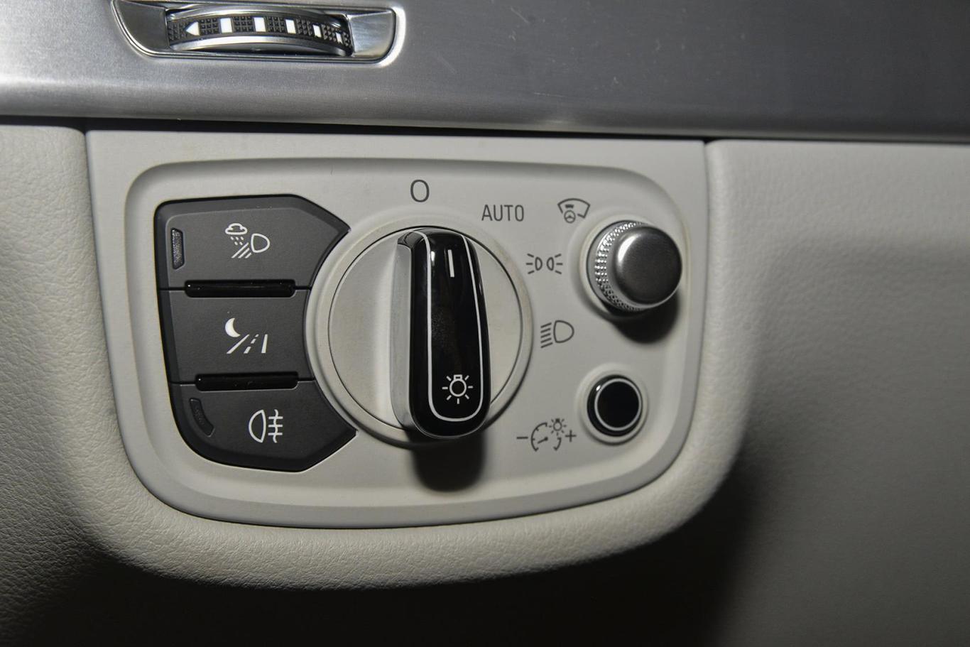 奥迪a8a8l 50 tfsi quattro 尊贵型大灯开关