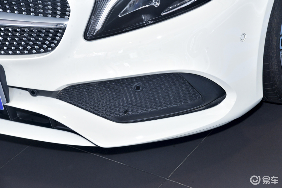 【奔驰a级2016款a 260 运动型雾灯汽车图片-汽车图片大全】-易车网