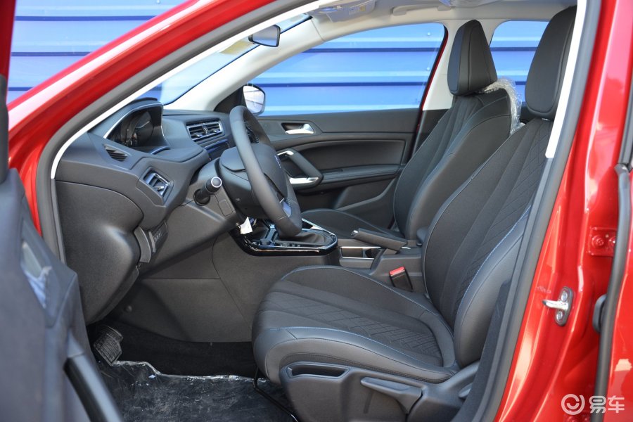 标致308 前排空间图