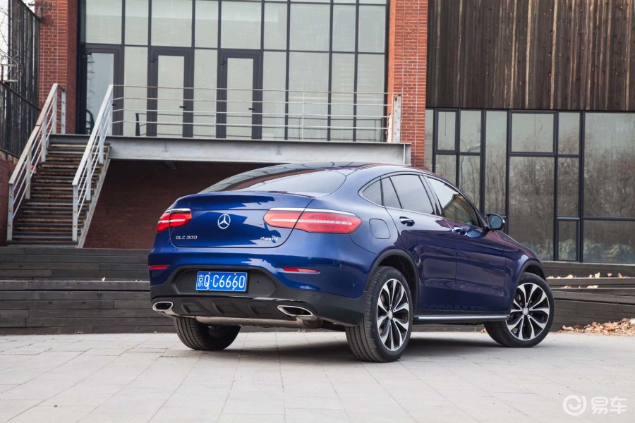 【奔驰glc coupe2017款glc 300 4matic 轿跑suv后45度(车头向右)汽车