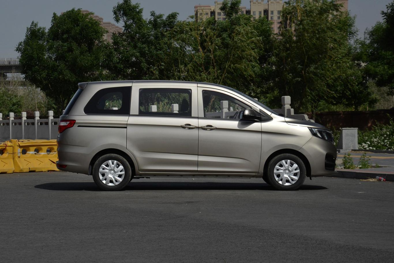 金杯f501.6l 手动 经济版正侧车头向右水平