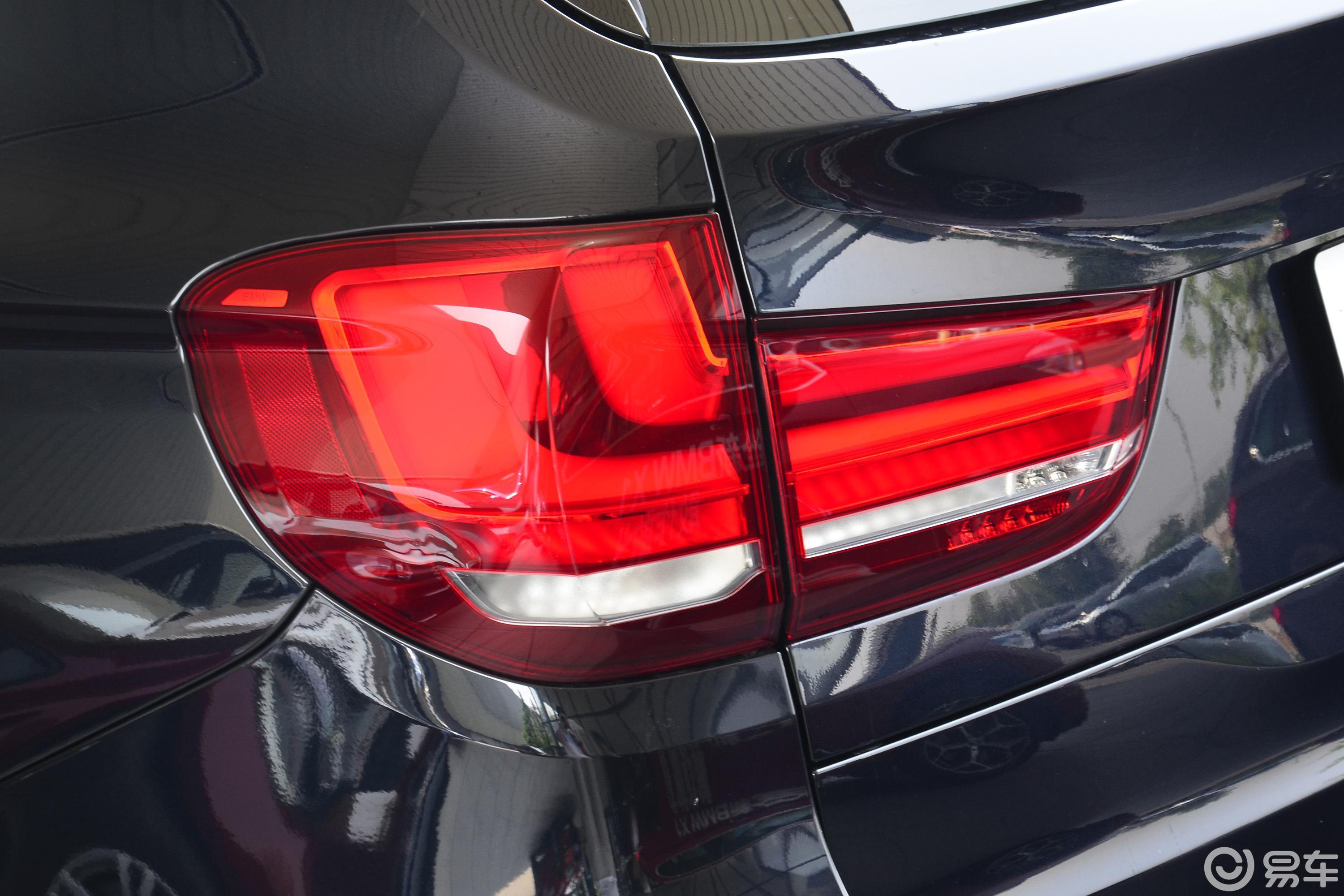 【宝马x52017款xdrive35i m运动豪华版尾灯侧45度俯拍汽车图片-汽车