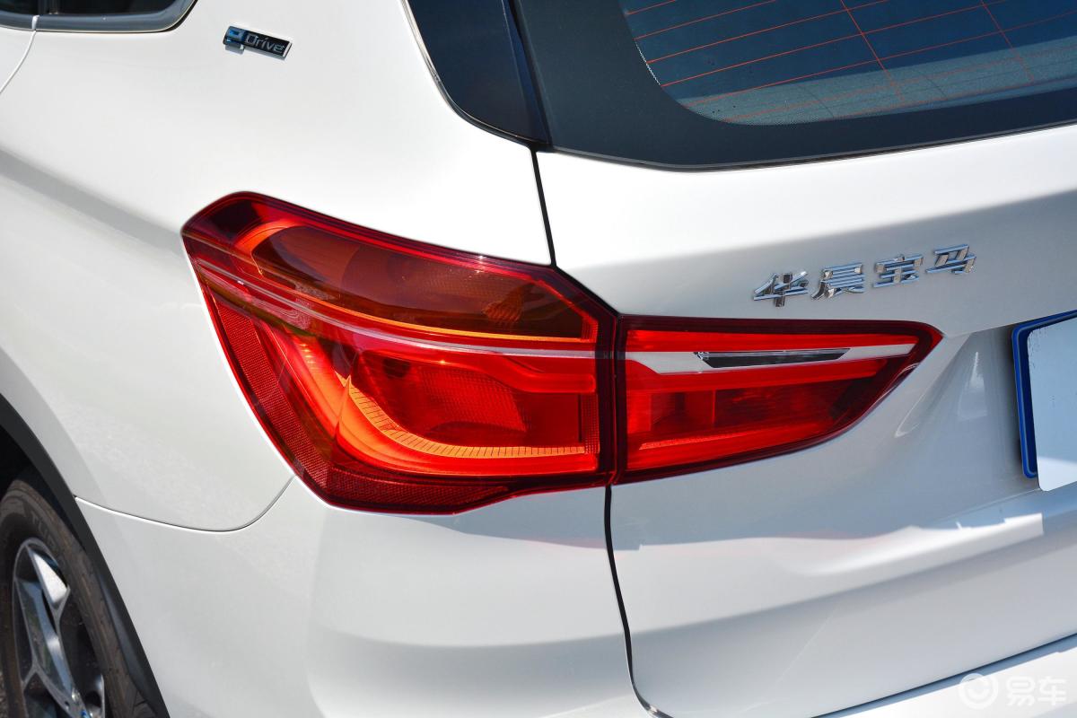 【宝马x1 插电混动2017款edrive25le phev尾灯侧45度俯拍汽车图片