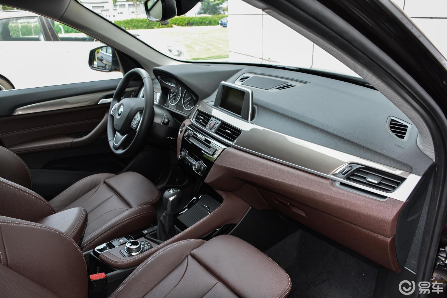 【宝马x12018款xdrive20li 尊享版内饰全景副驾驶员方向汽车图片-汽车