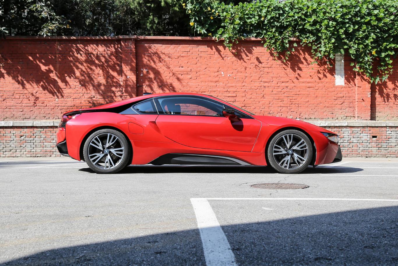 宝马i8质子红限量版正侧车头向右水平