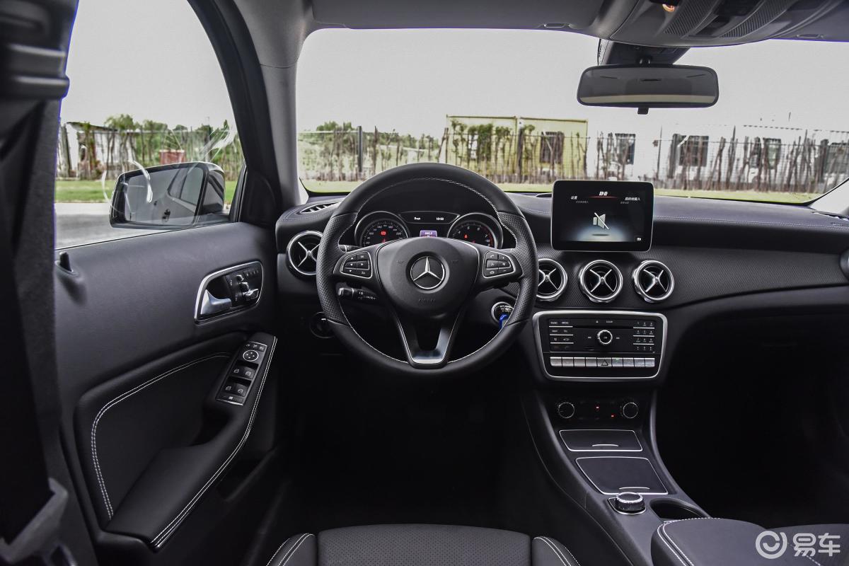 【奔驰gla级2017款gla 220 4matic 时尚版内饰全景正拍汽车图片-汽车