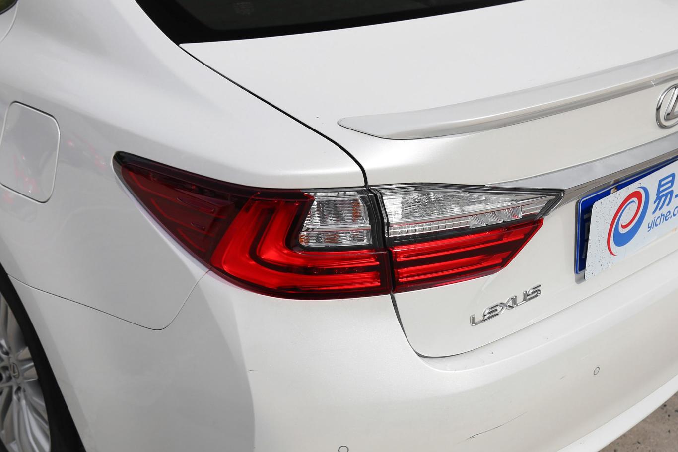 雷克萨斯eses 200 精英版尾灯侧45度俯拍