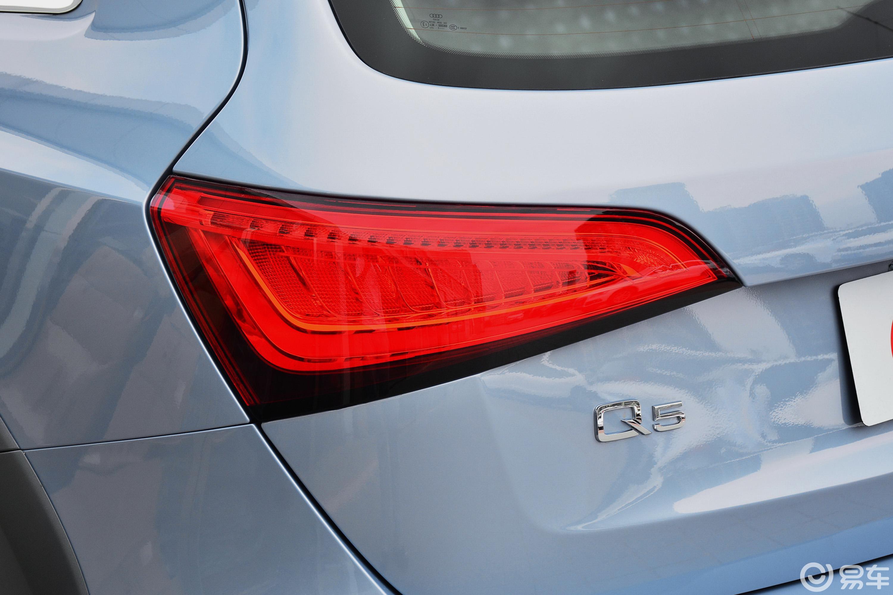 【奥迪q52017款plus 40 tfsi 技术版尾灯侧45度俯拍汽车图片-汽车图片