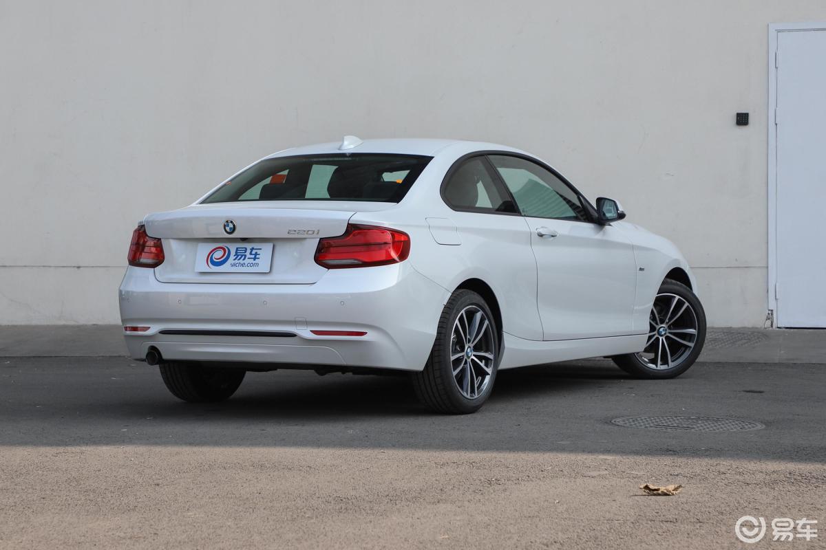 【宝马2系2018款双门轿跑车 220i 运动设计套装侧后45度车头向右水平