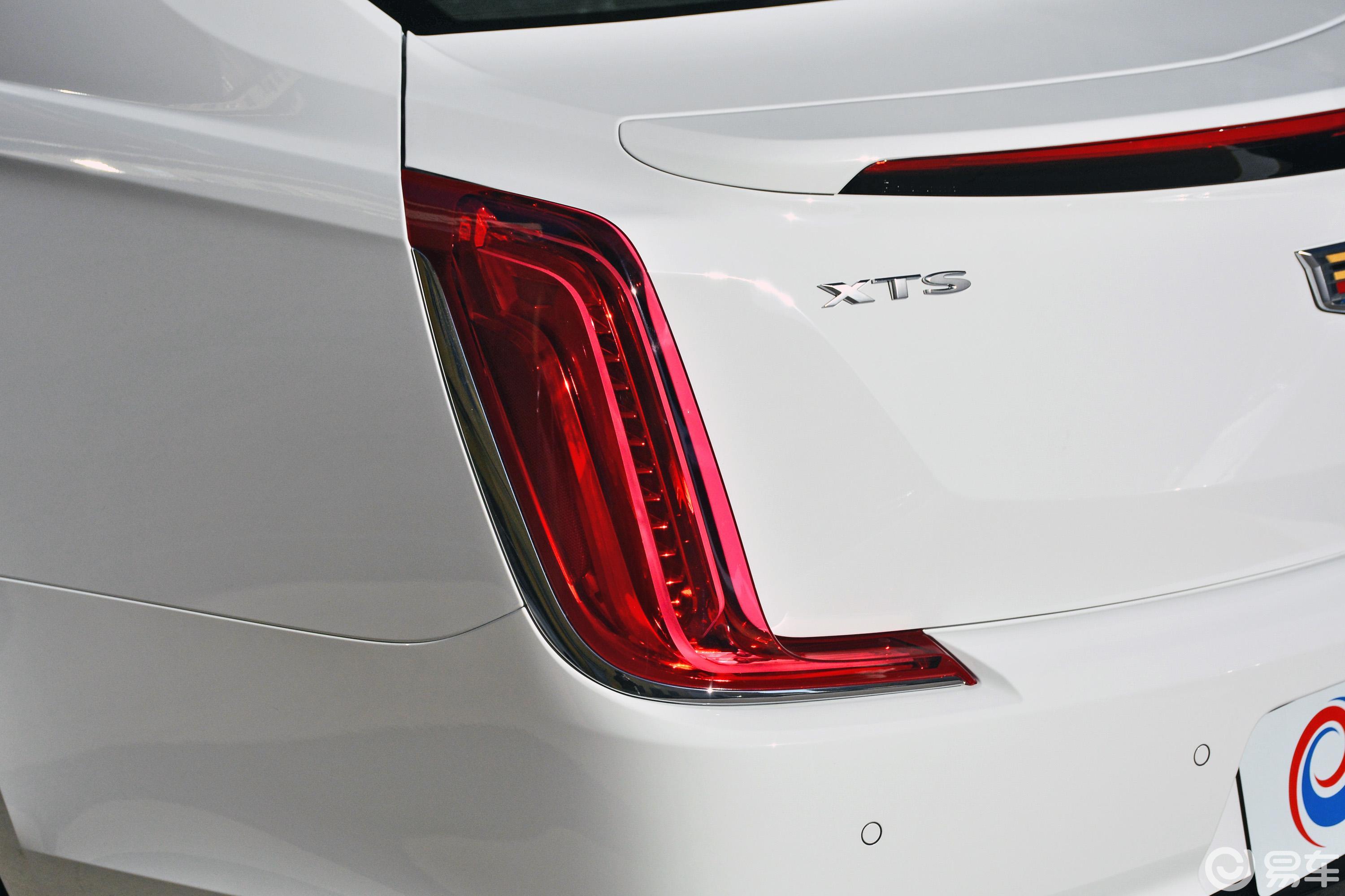 【凯迪拉克xts2018款28t 精英版尾灯侧45度俯拍汽车图片-汽车图片大全