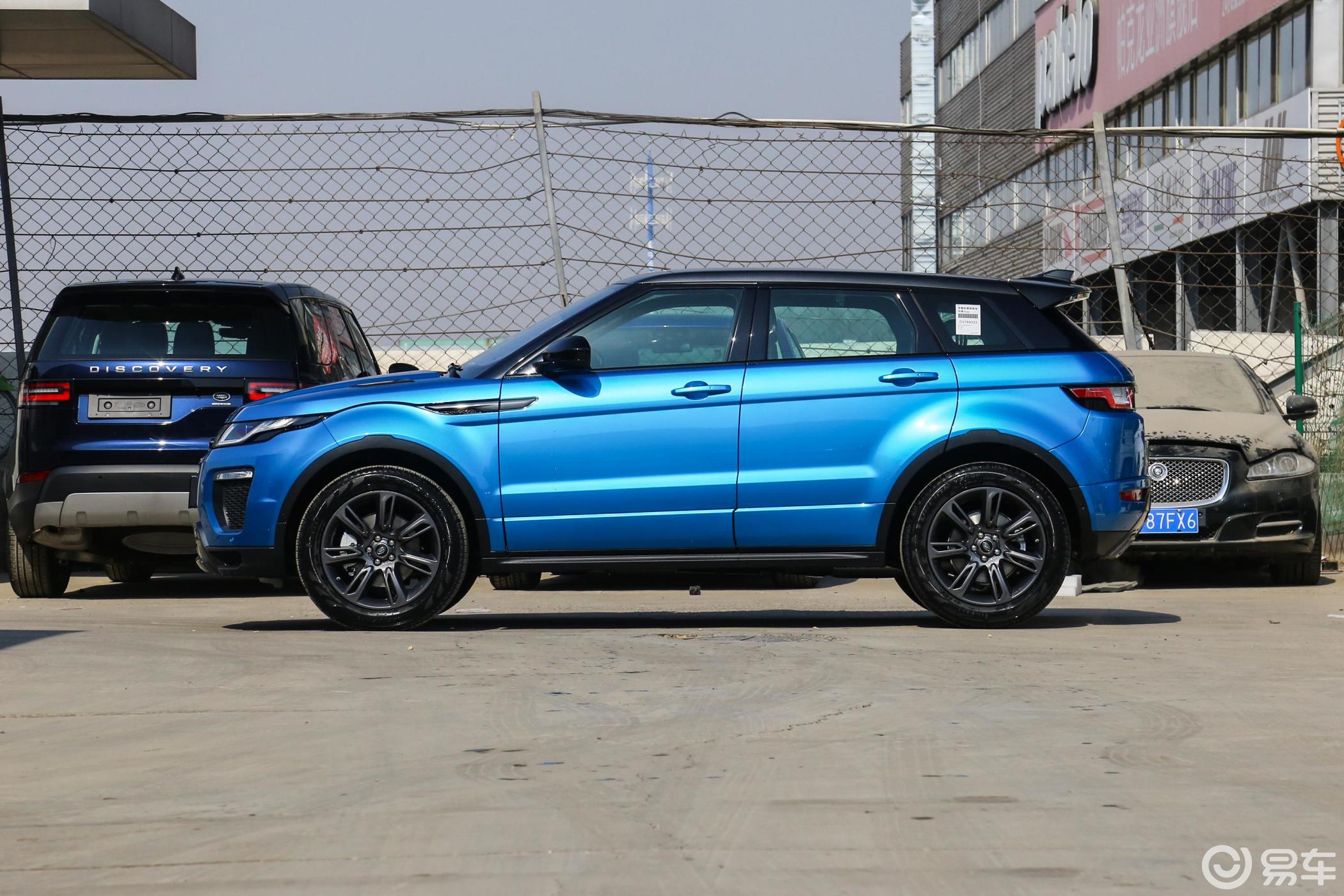 【揽胜极光2018款240ps 梦莲湖蓝限量版正侧车头向左水平汽车图片