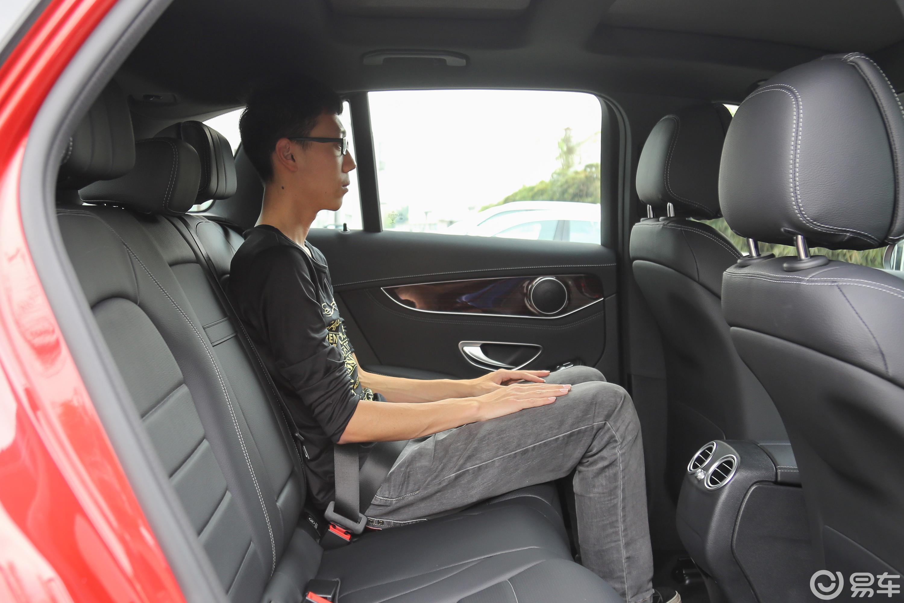 【奔驰glc2018款glc 260 4matic 动感版后排空间体验汽车图片-汽车