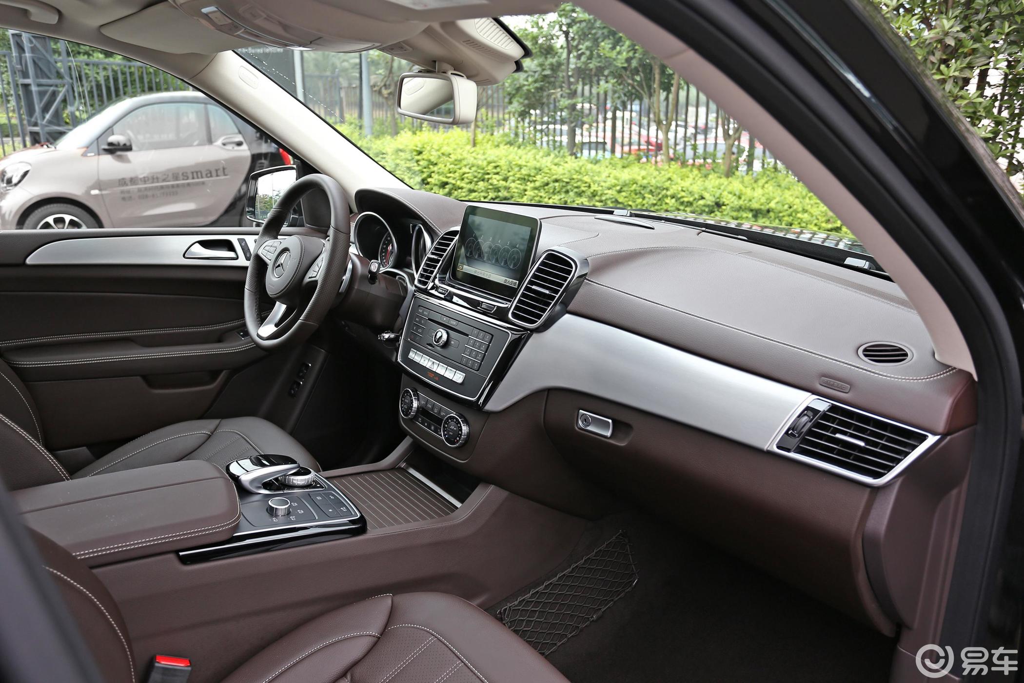 【奔驰gls2017款gls 320 4matic内饰全景副驾驶员方向汽车图片-汽车