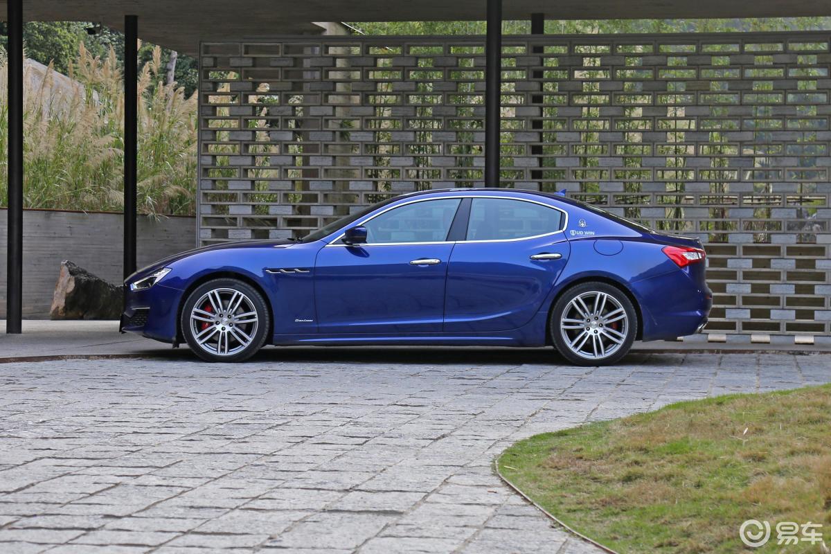 【玛莎拉蒂ghibli2018款gransport 350hp 运动版侧后45度车头向右水平