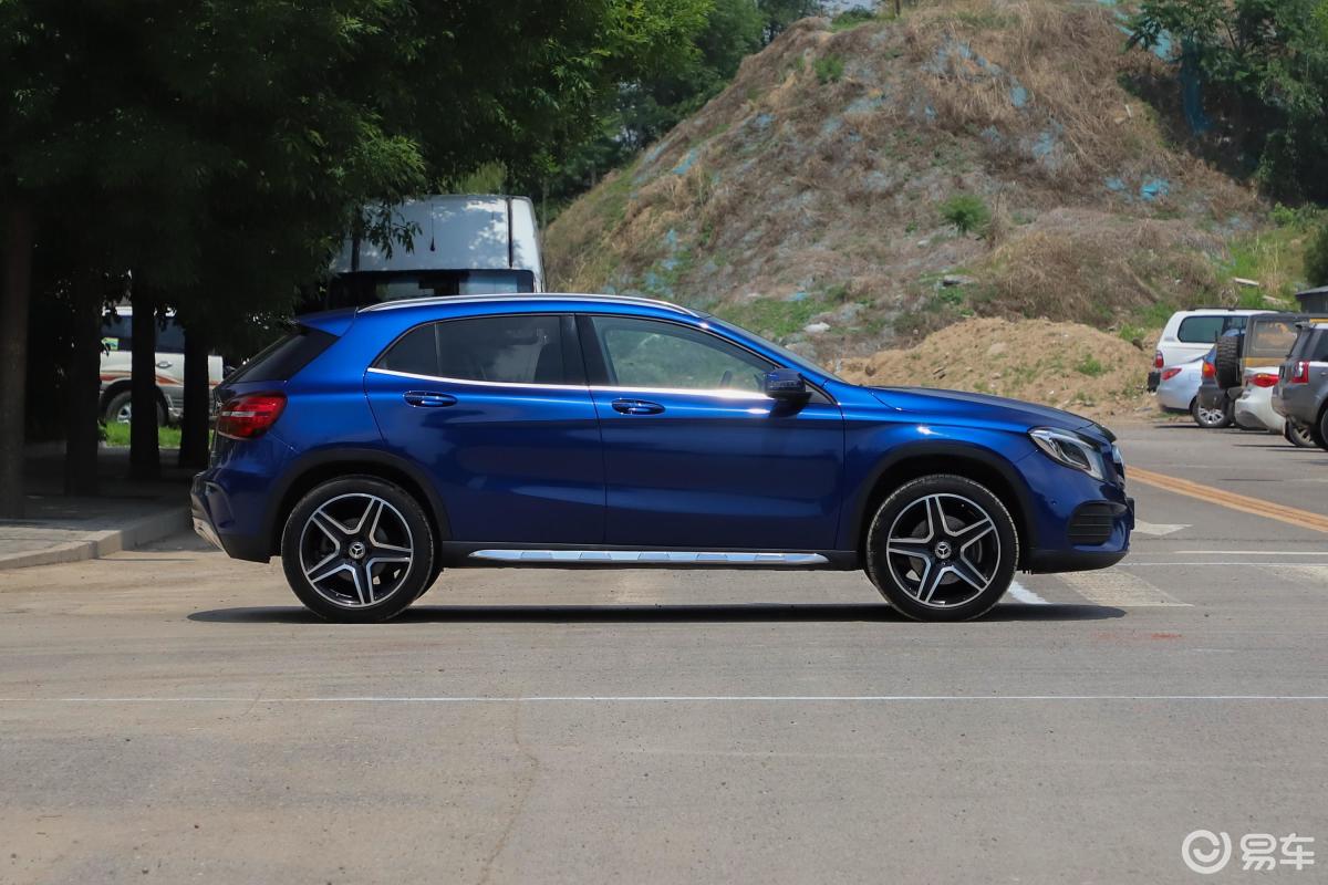 【奔驰gla2017款gla 260 4matic 运动版正侧车头向右水平汽车图片