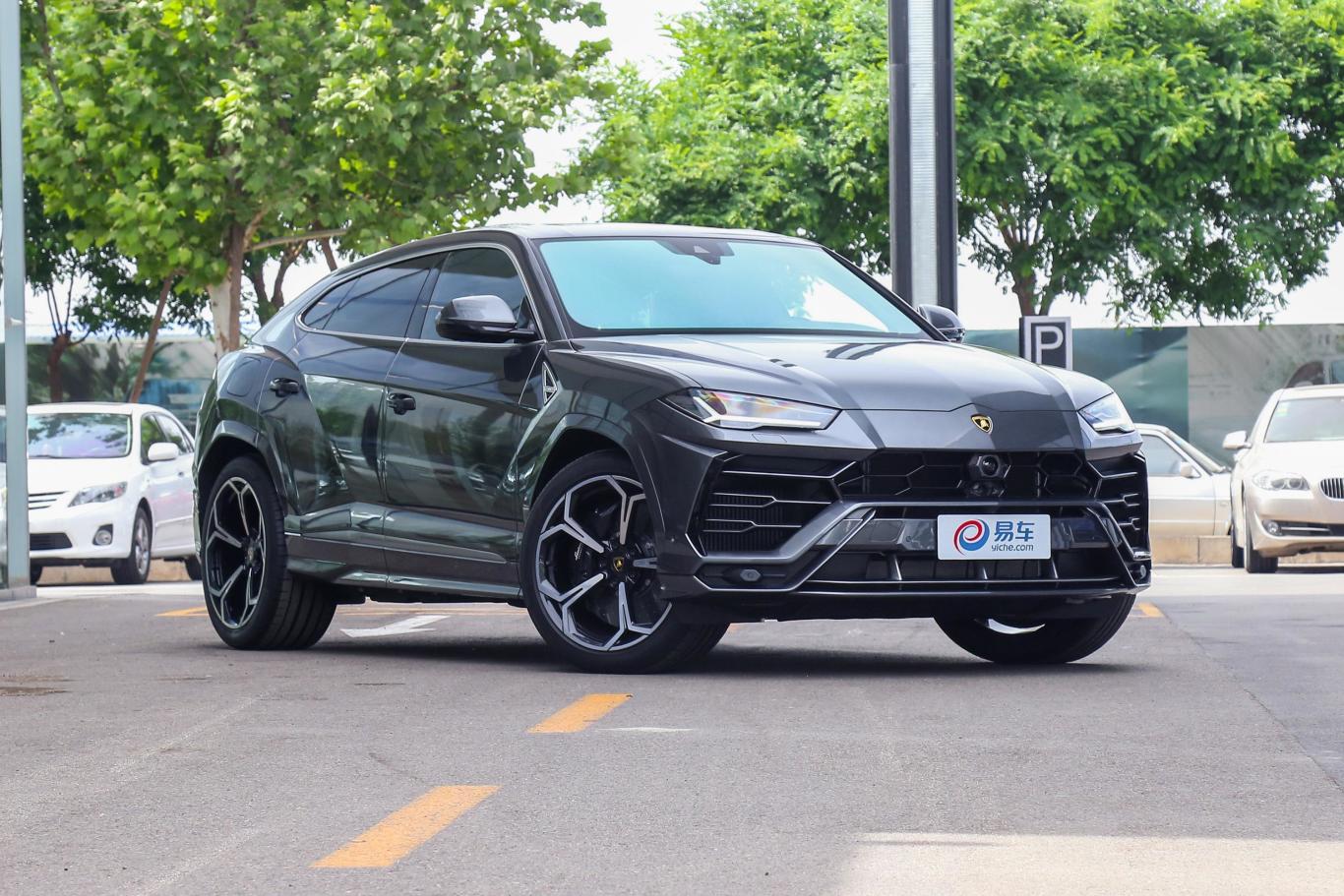 urus4.0t v8侧前45度车头向右水平