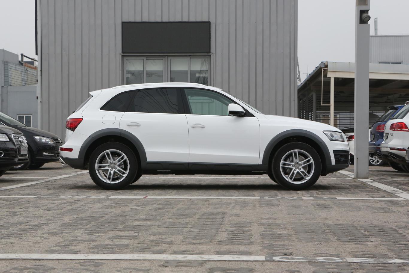 奥迪q5典藏版 40 tfsi 技术版正侧车头向右水平