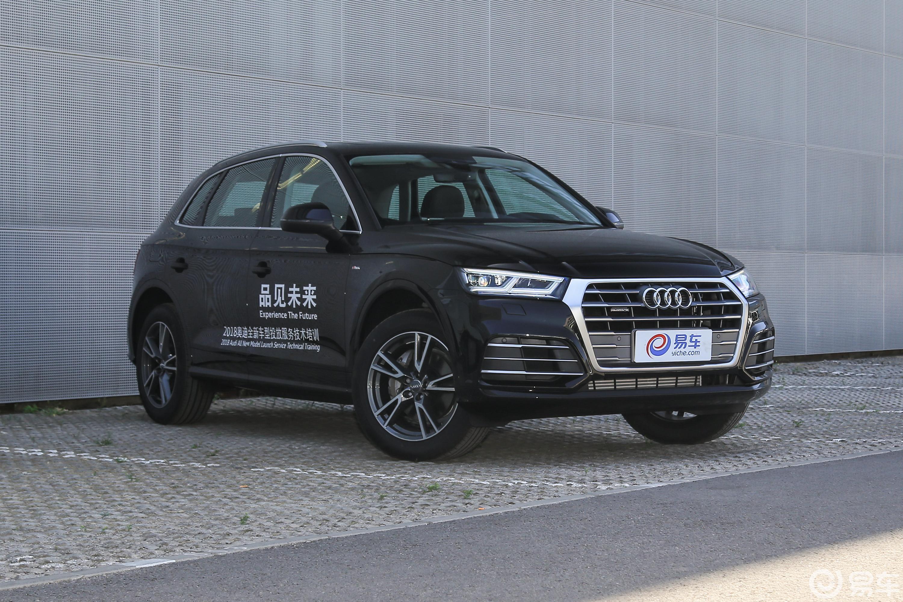 【奥迪q5l2018款40 tfsi 荣享时尚版 国v侧前45度车头向右水平汽车