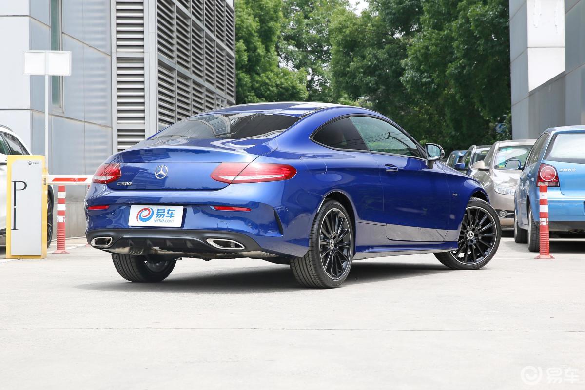 【奔驰c级(进口)2018款c 300 轿跑璨夜特别版侧后45度车头向右水平