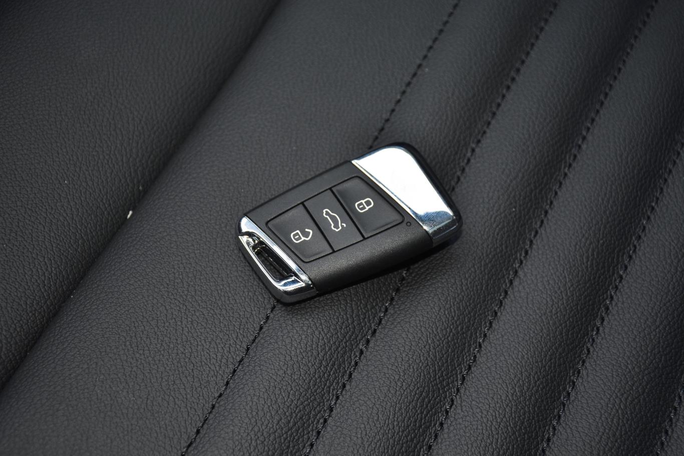 迈腾280tsi 双离合 领先版钥匙正面