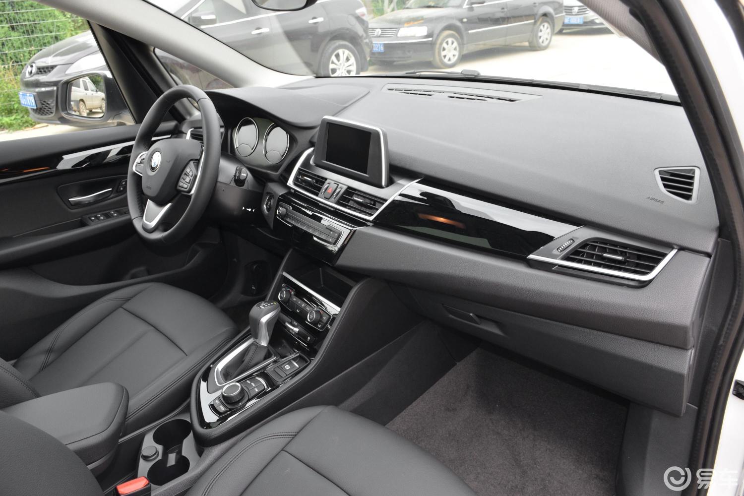 【宝马2系旅行车2018款218i 领先版内饰全景副驾驶员方向汽车图片