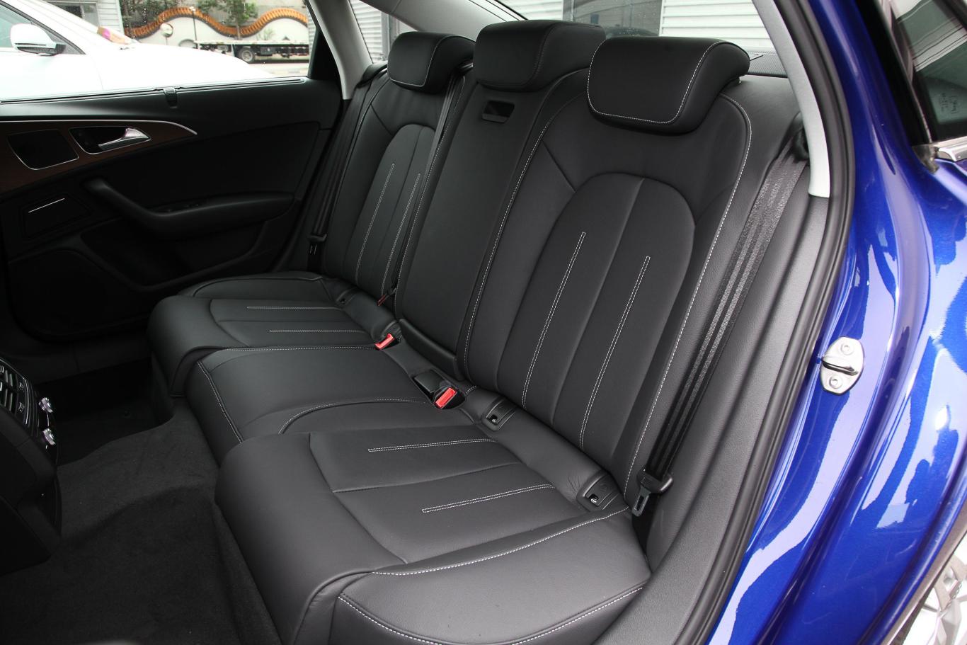 奥迪a6l30周年纪念版 30 fsi 风尚版后排座椅