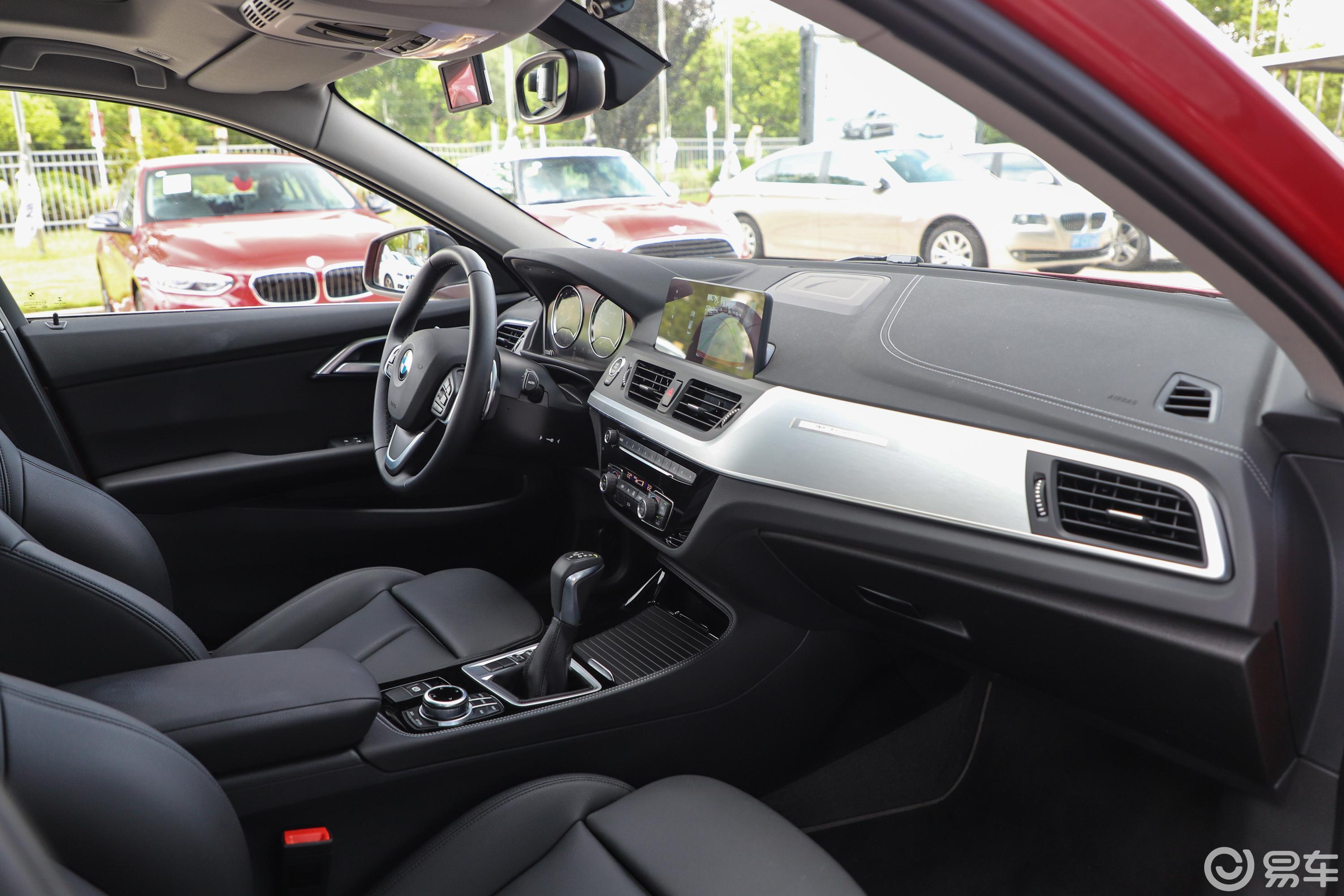 【宝马1系2018款120i 设计套装版内饰全景副驾驶员方向汽车图片-汽车