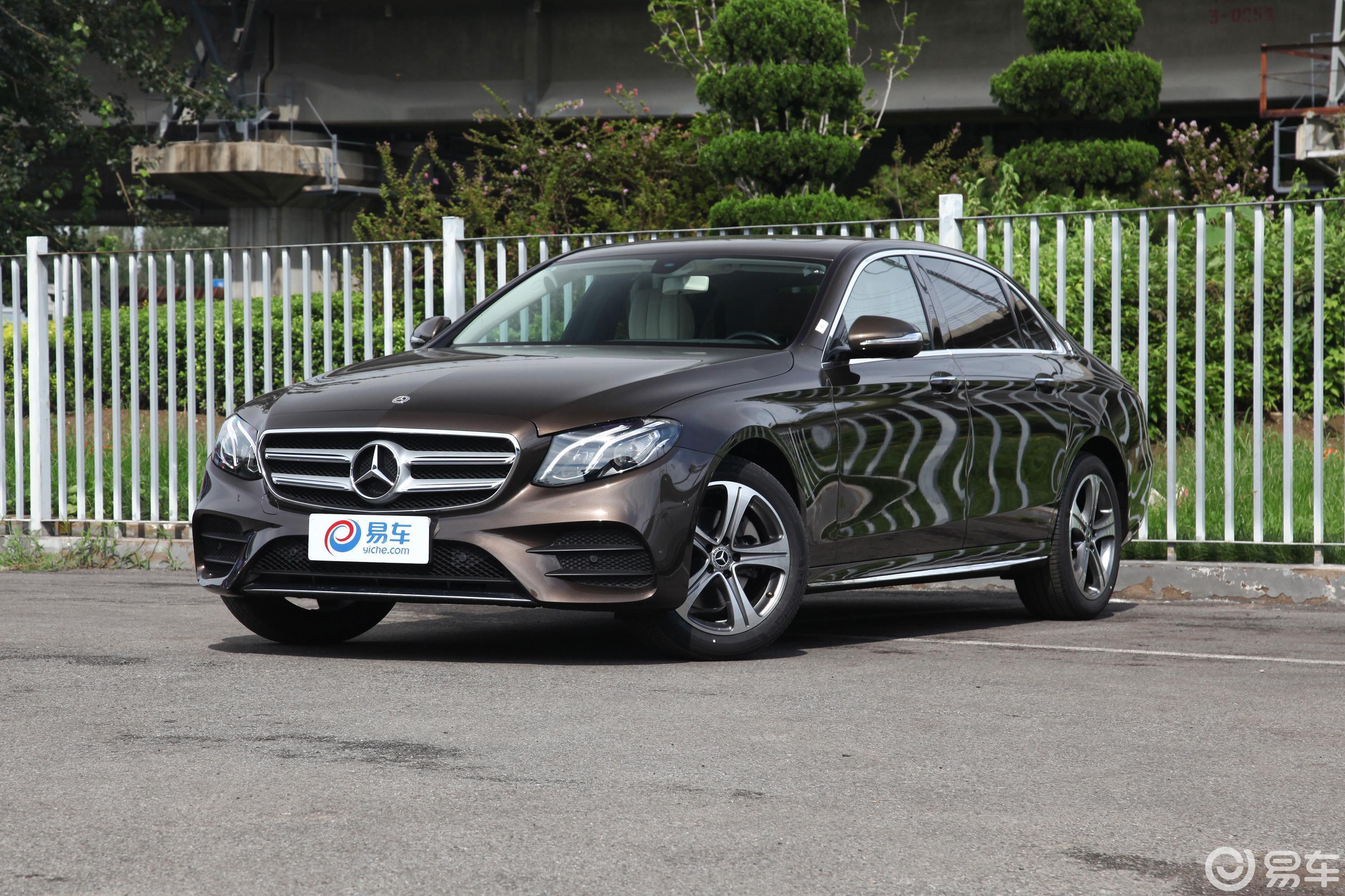 【奔驰e级2018款改款 e 300 l 豪华版侧前45度车头向右水平汽车图片