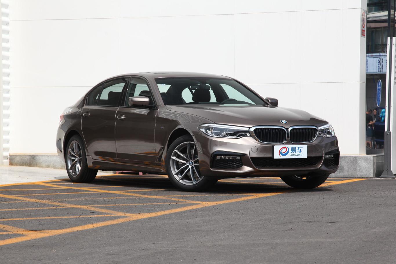 宝马5系525li m运动套装侧前45度车头向右水平