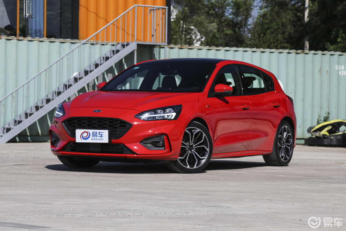 【福克斯2019款两厢 ecoboost180 手自一体 stline版侧前45度车头向左