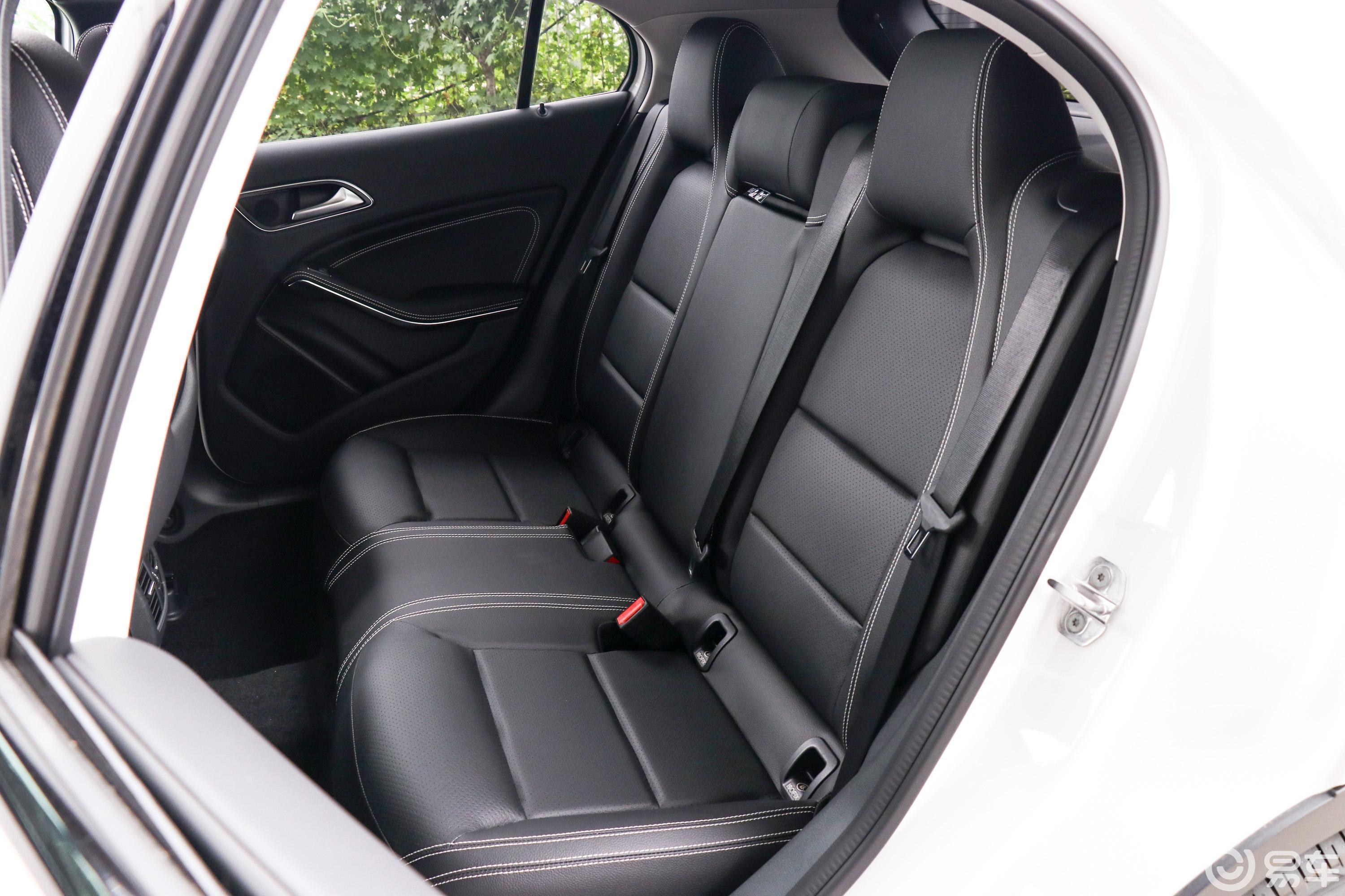 【奔驰gla2018款gla 220 4matic 运动版后排座椅汽车图片-汽车图片