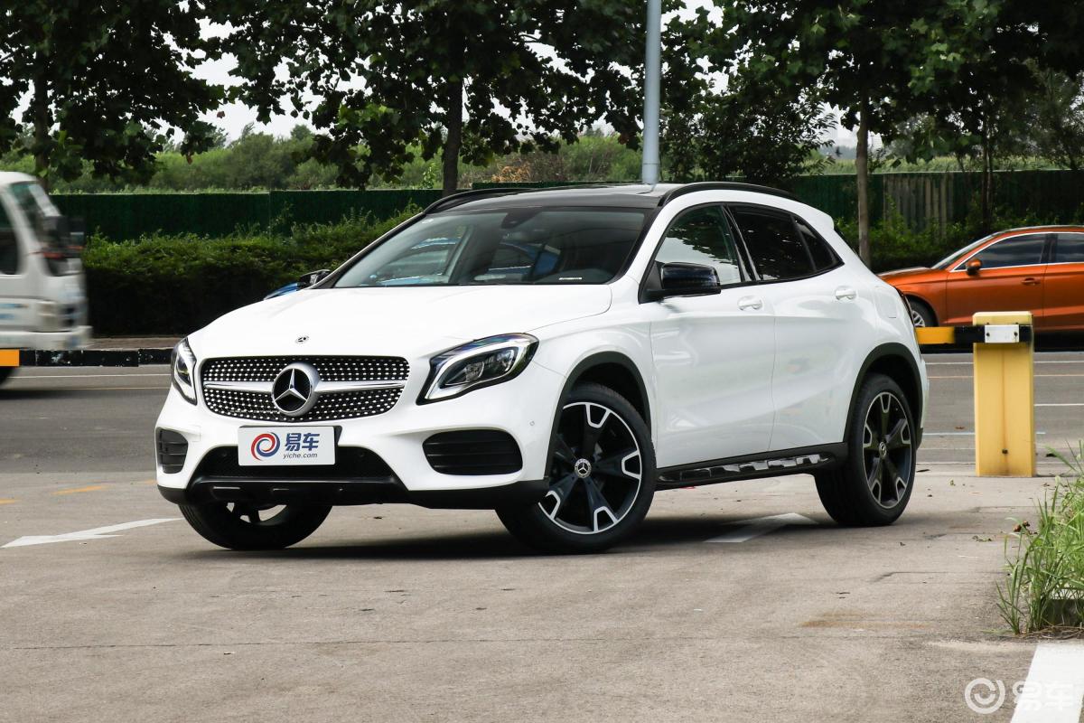 【奔驰gla2018款gla 220 4matic 运动版侧前45度车头向左水平汽车图片
