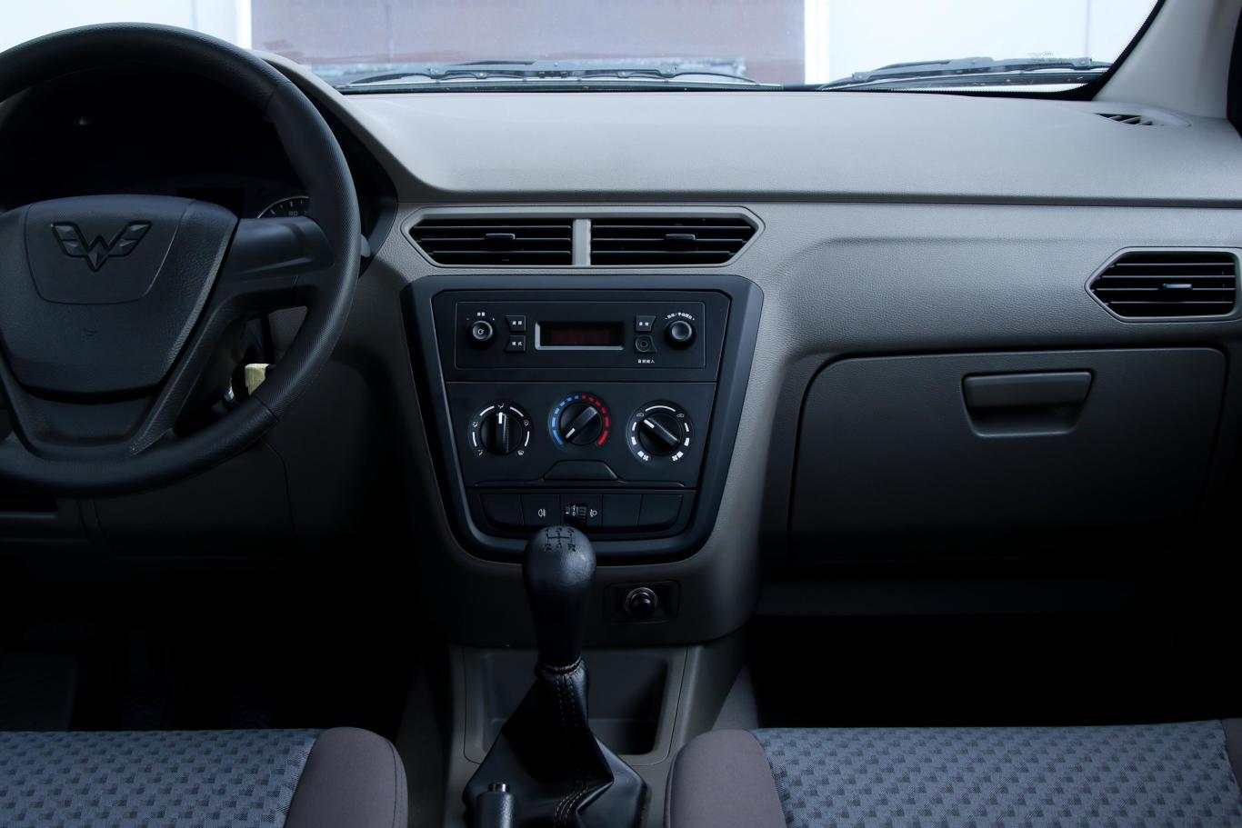 五菱之光v1.2l 手动 基本版中控台整体