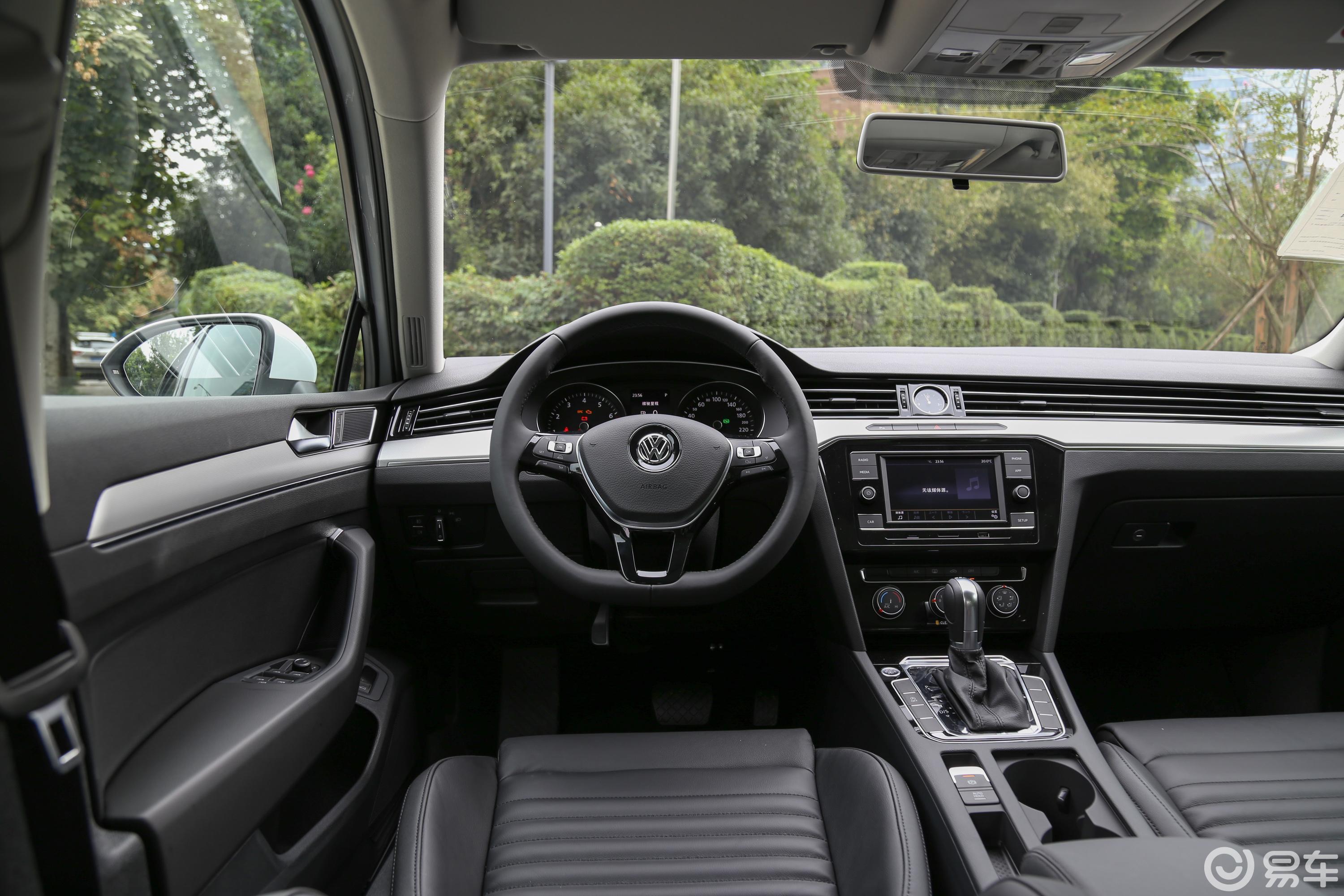 【迈腾2018款330tsi 双离合 领先版侧前45度车头向右水平汽车图片