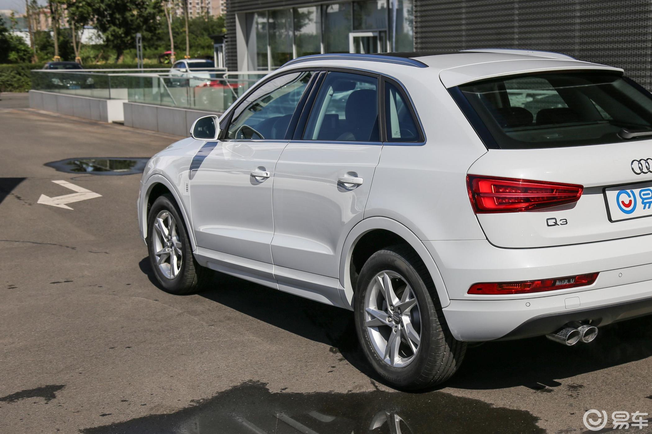 【奥迪q32018款30周年纪念版 30 tfsi 时尚版侧前45度车头向右水平