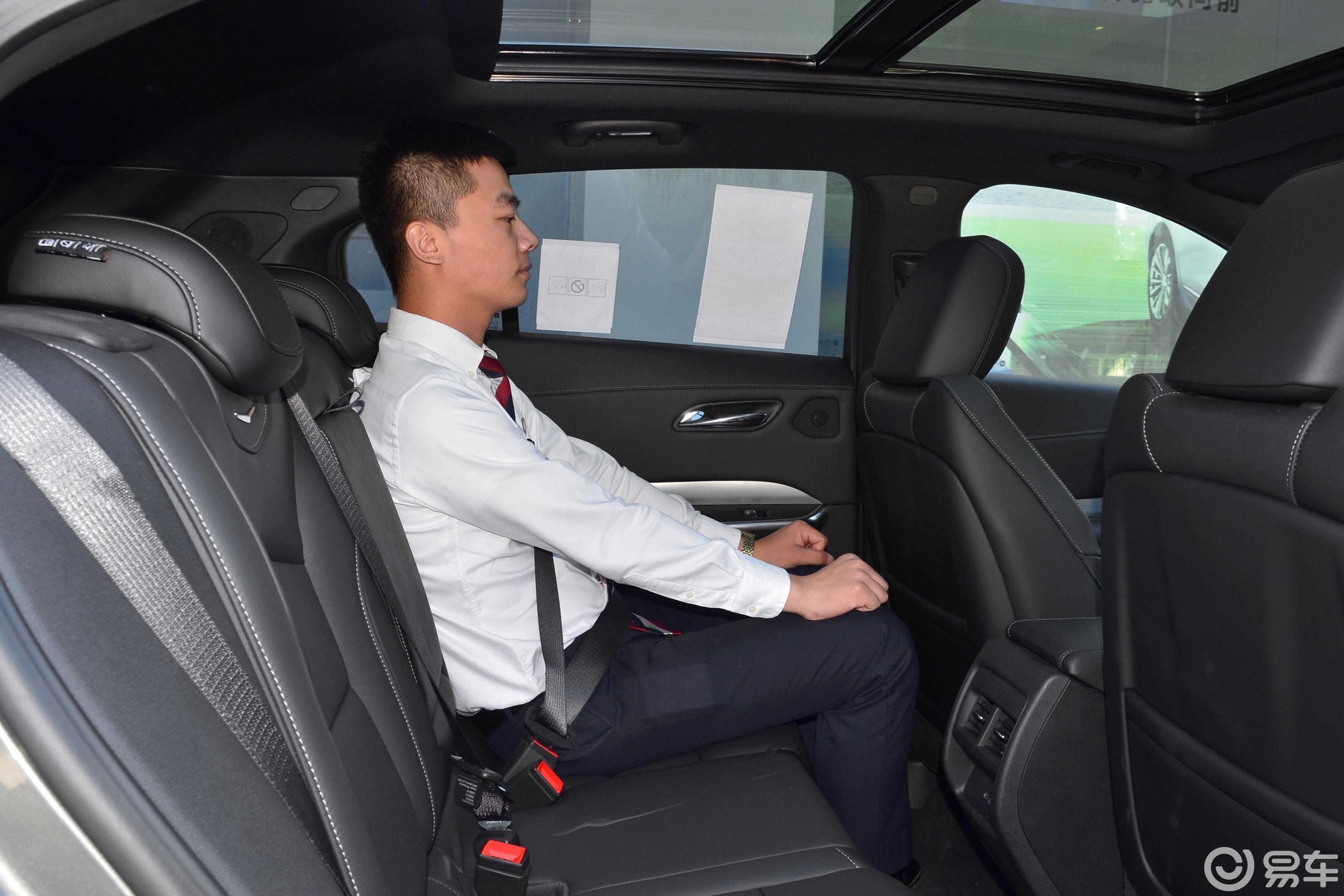 【凯迪拉克xt42018款28t 四驱 铂金版后排空间体验汽车图片-汽车图片