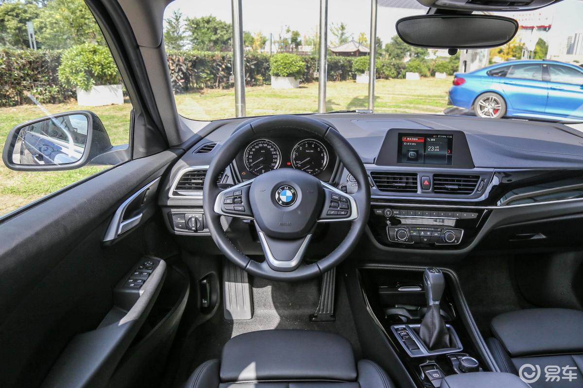 【宝马1系2018款118i 设计套装版侧前45度车头向右水平汽车图片-汽车