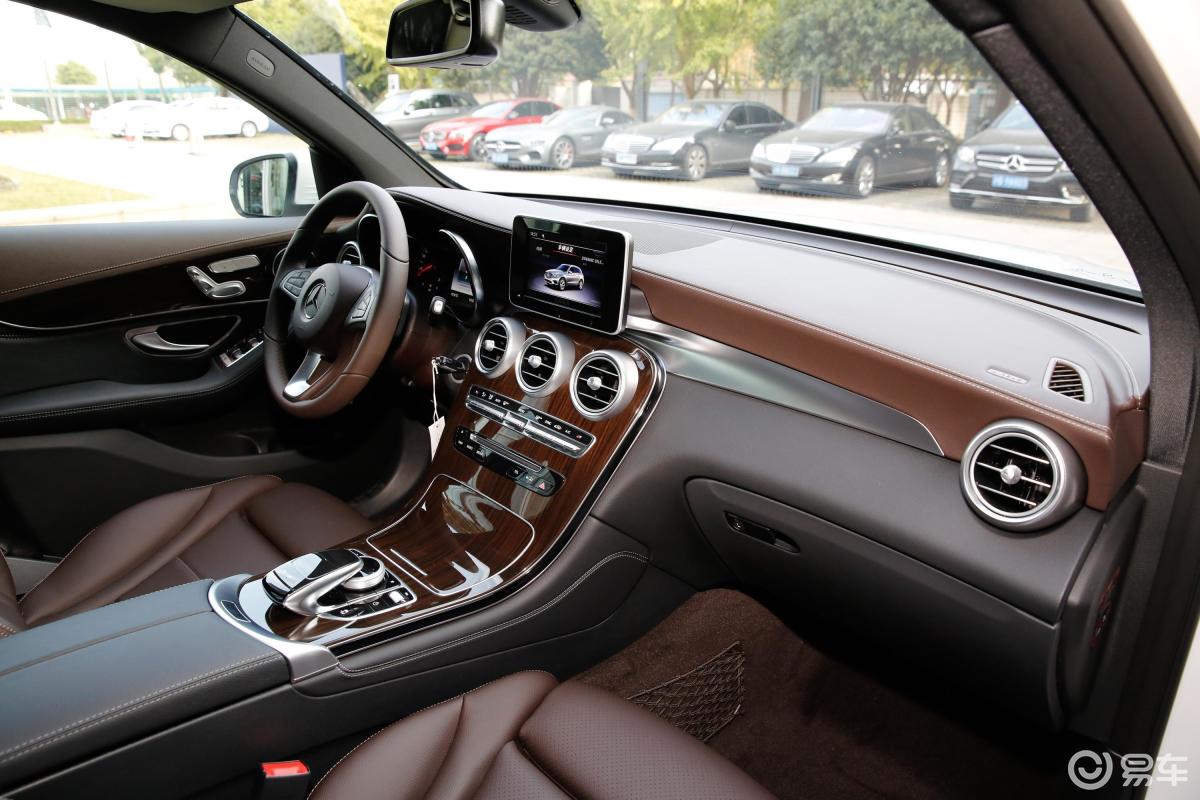 【奔驰glc2019款glc 260 l 4matic 动感版内饰全景副驾驶员方向汽车