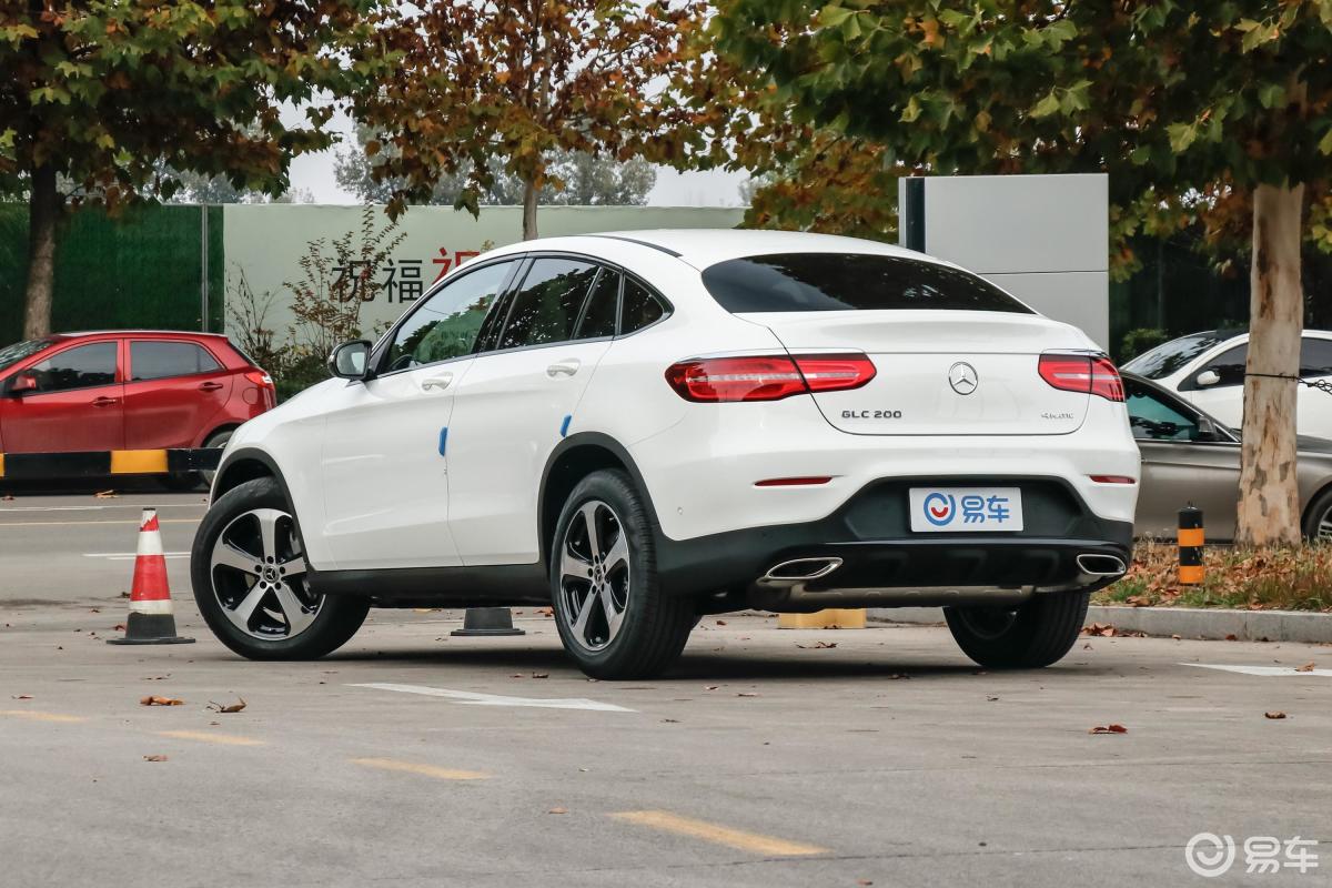 【奔驰glc轿跑2018款glc 200 4matic 轿跑suv侧后45度车头向左水平
