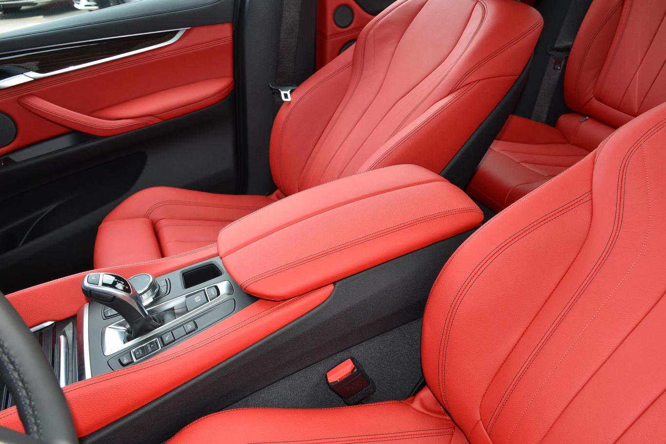 宝马x6xdrive35i m运动豪华版前排中央扶手