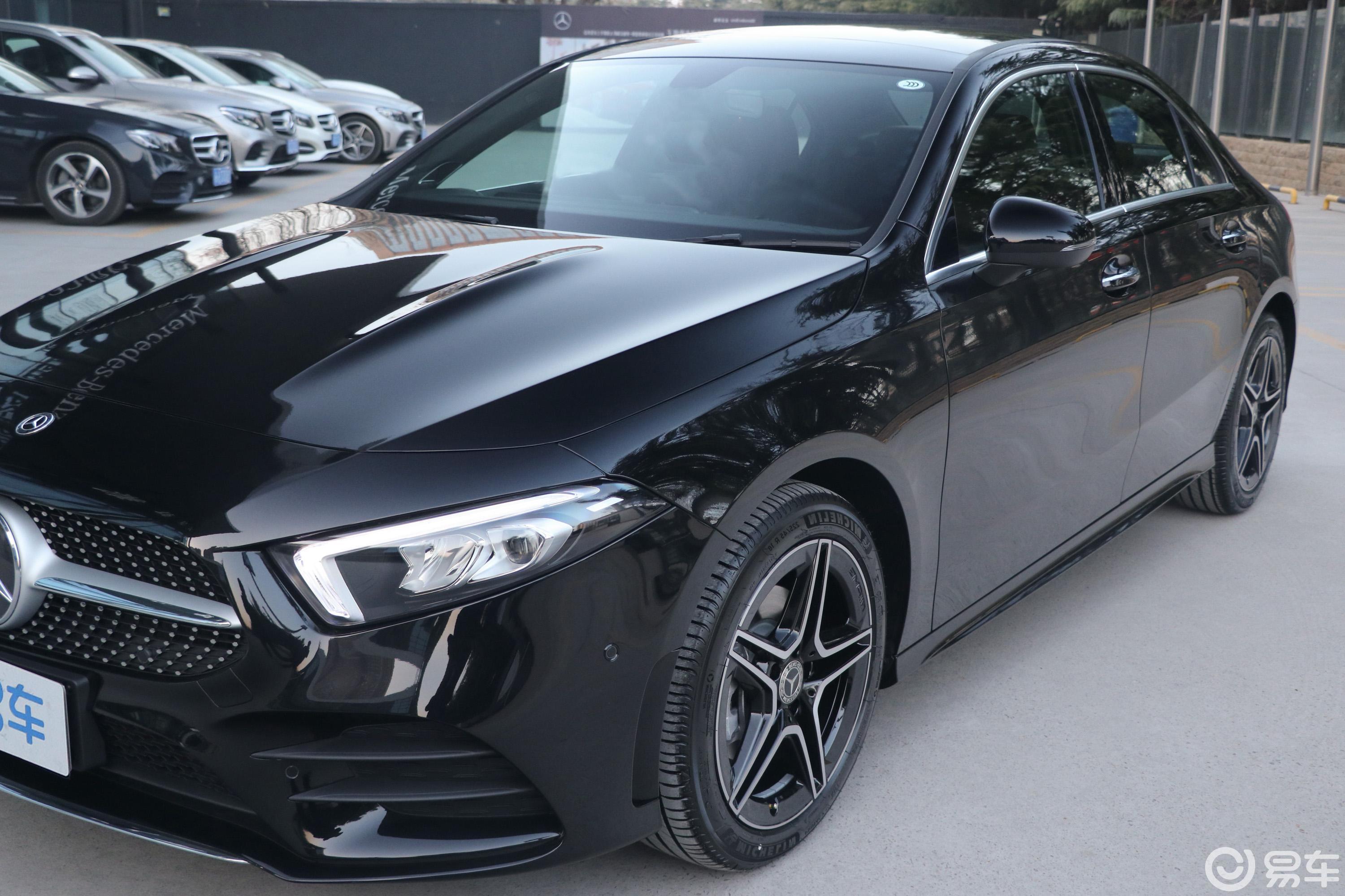 【奔驰a级2019款a 200 l 运动轿车侧前45度车头向右水平汽车图片-汽车