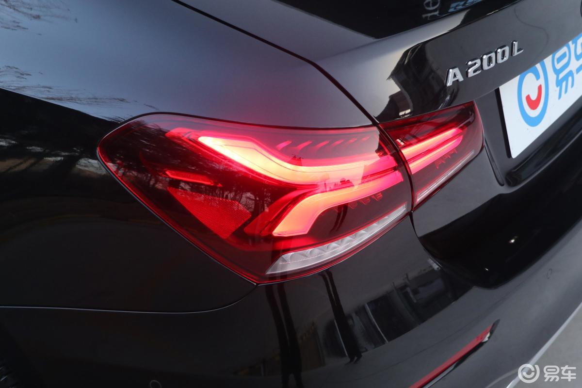 【奔驰a级2019款a 200 l 运动轿车尾灯侧45度俯拍汽车图片-汽车图片