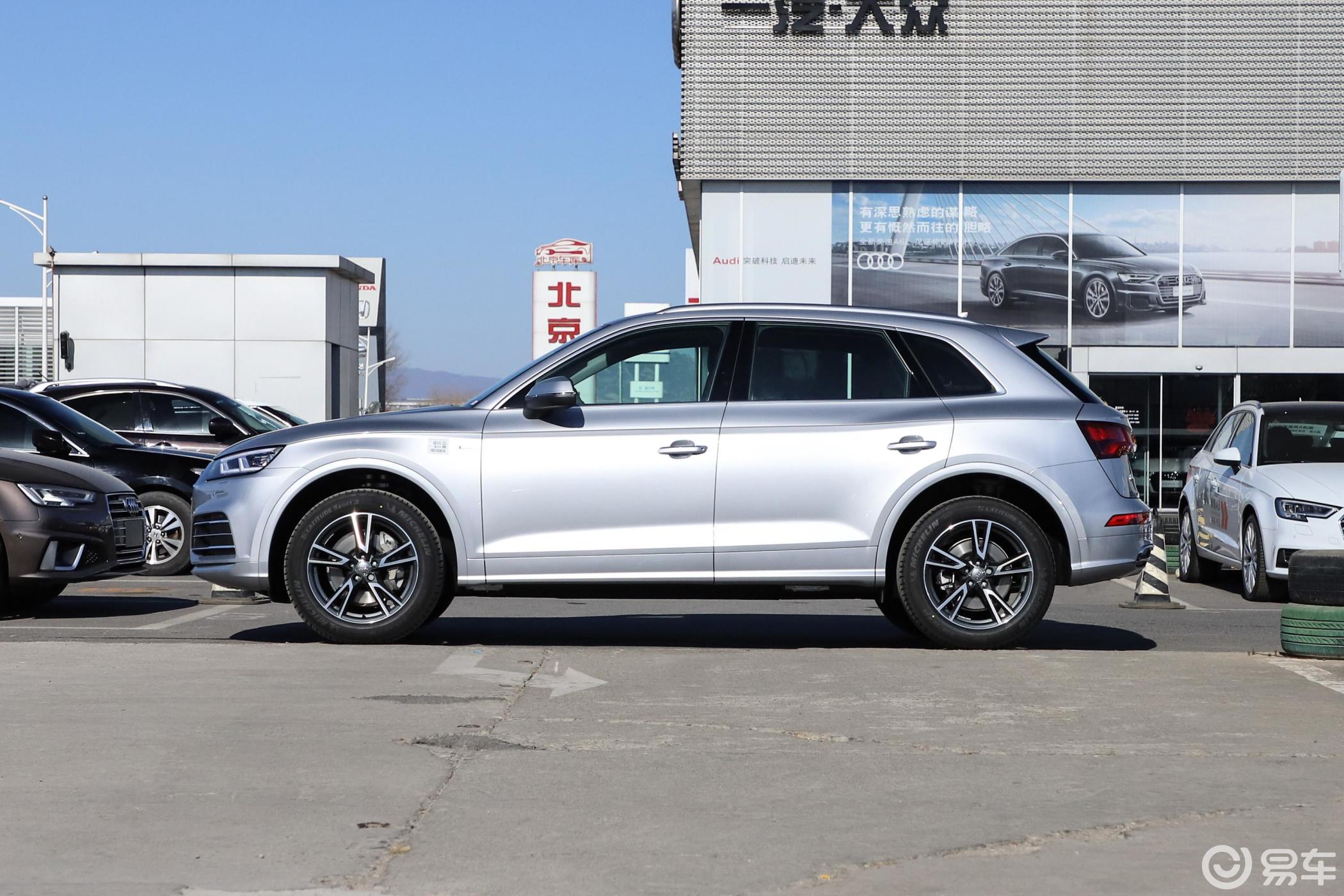 【奥迪q5l2018款45 tfsi 尊享时尚版 国v正侧车头向左水平汽车图片