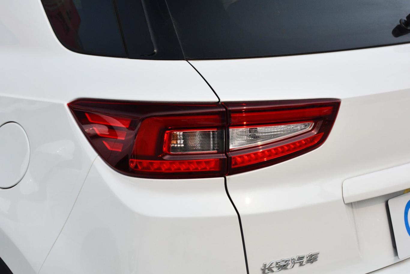 长安cs551.5t 手动 炫色型 国v尾灯侧45度俯拍