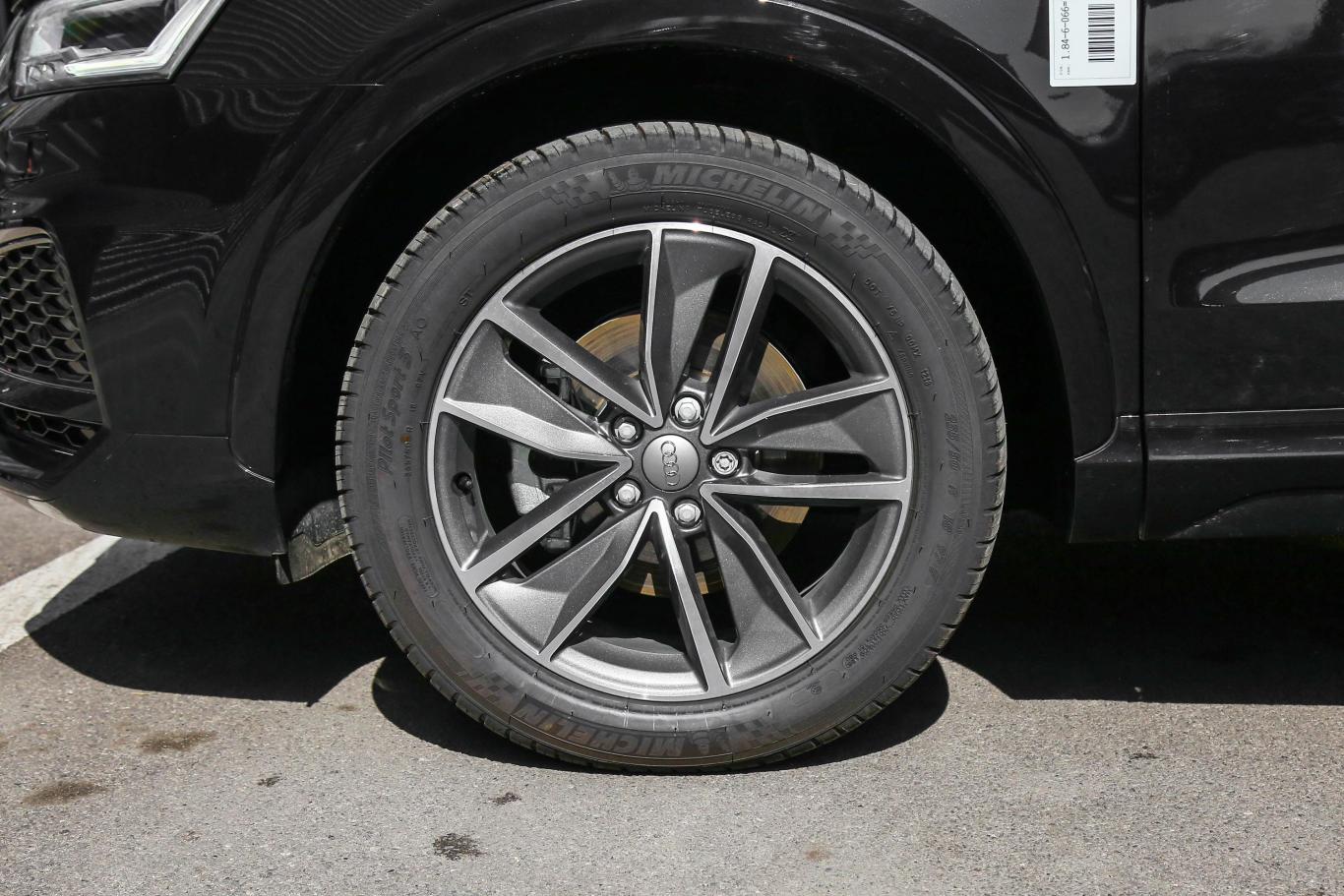 奥迪q330周年纪念版 35 tfsi quattro全时四驱运动版前轮毂造型