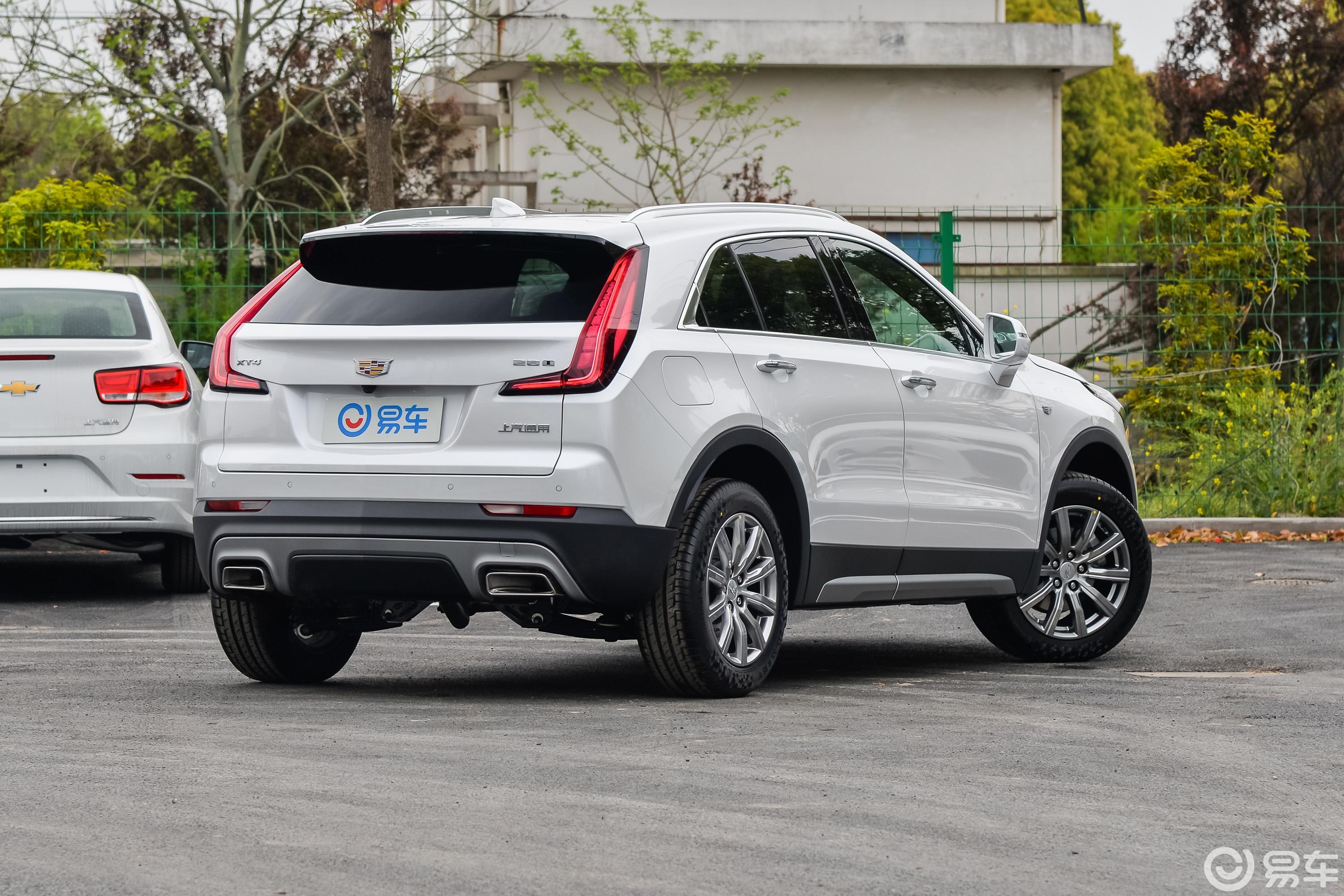 【凯迪拉克xt42018款28t 两驱 领先版侧前45度车头向右水平汽车图片