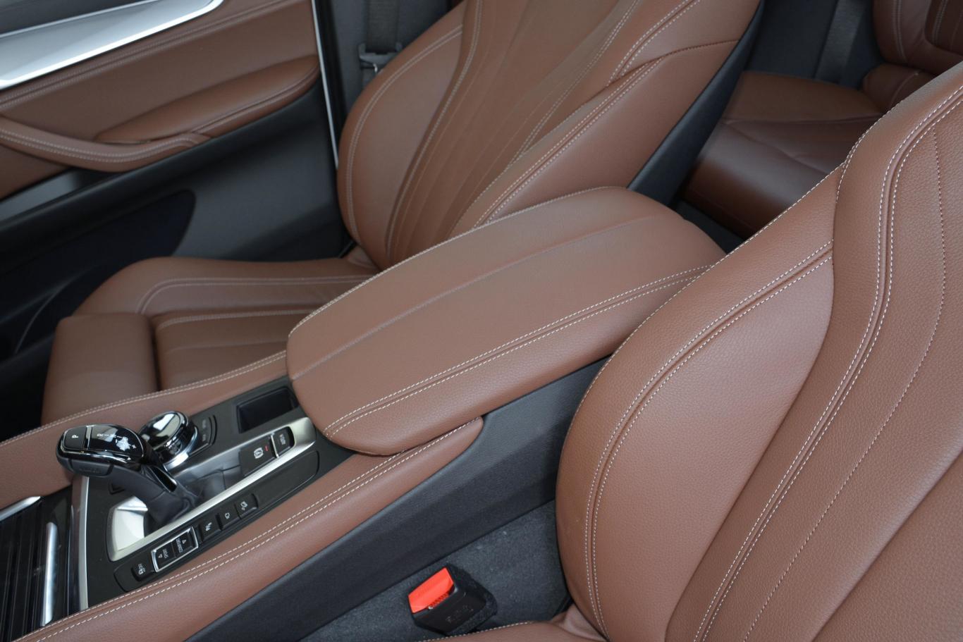 宝马x6xdrive35i 尊享版m运动套装前排中央扶手