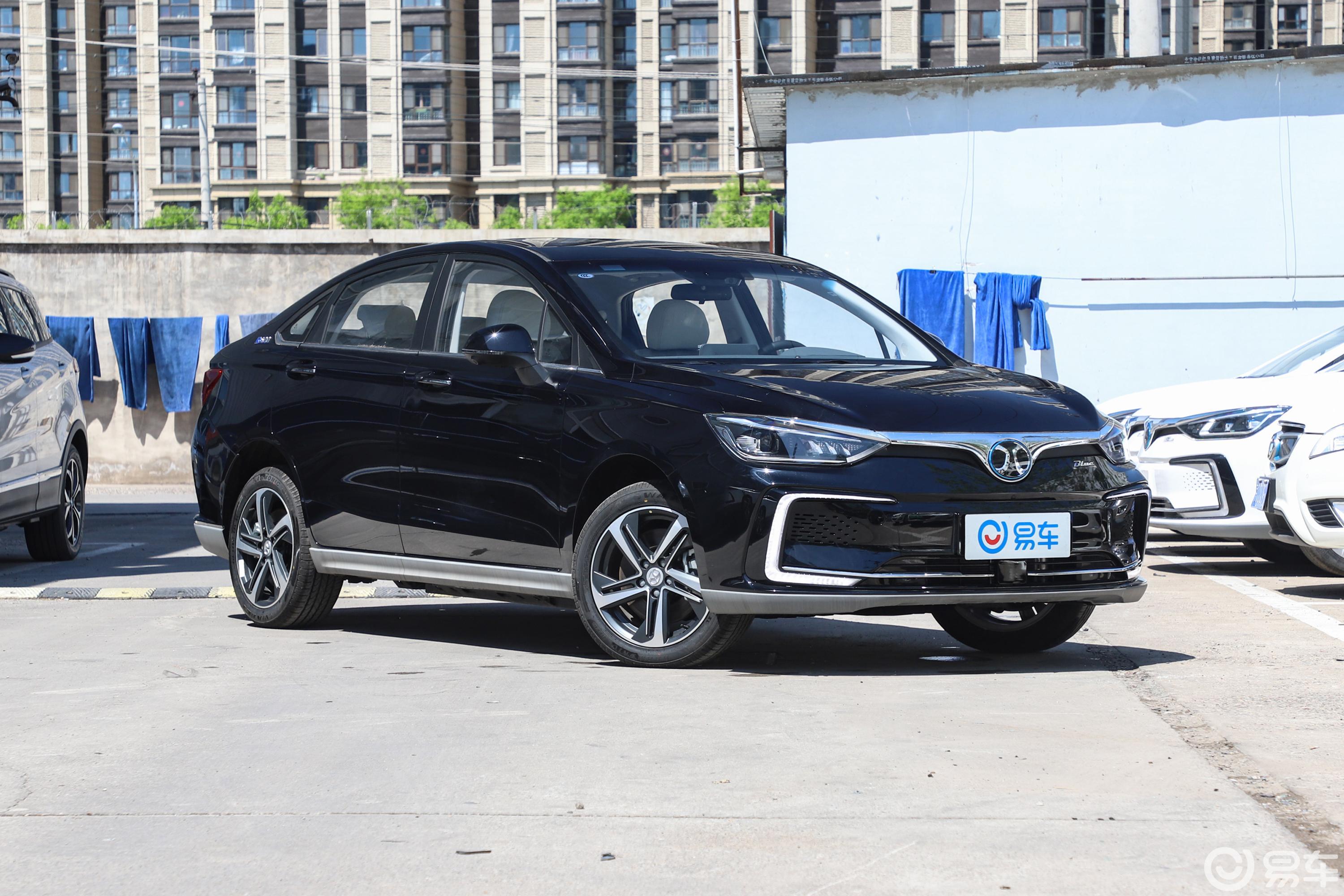 【北汽新能源eu52018款r500 智尚版侧前45度车头向右水平汽车图片